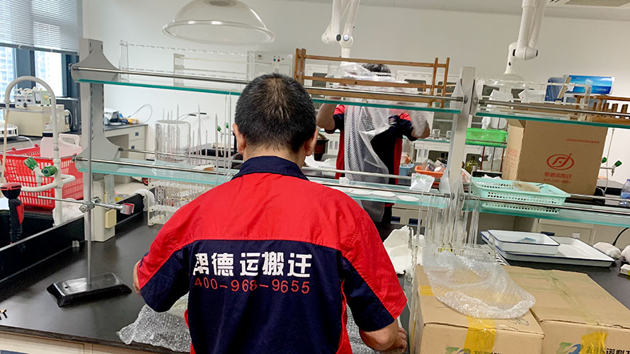 實(shí)驗(yàn)設(shè)備搬運(yùn)